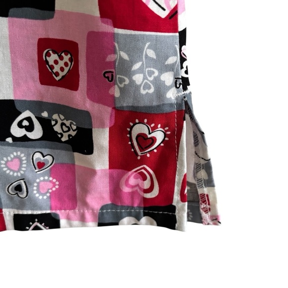Heart and Card Pattern V-Neck Scrub Top Women’s Size Small - Picture 5 of 10